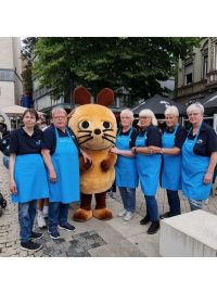 Sechs Frauen und ein Maskottchen Sendung mit der Maus