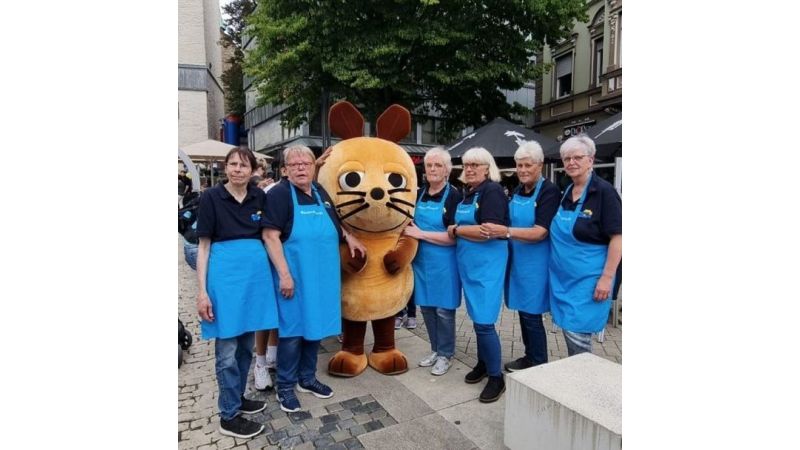 Sechs Frauen und ein Maskottchen Sendung mit der Maus