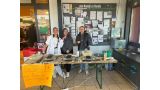 3 Mädchen der Abschlussklasse hinter ihrem Waffelstand