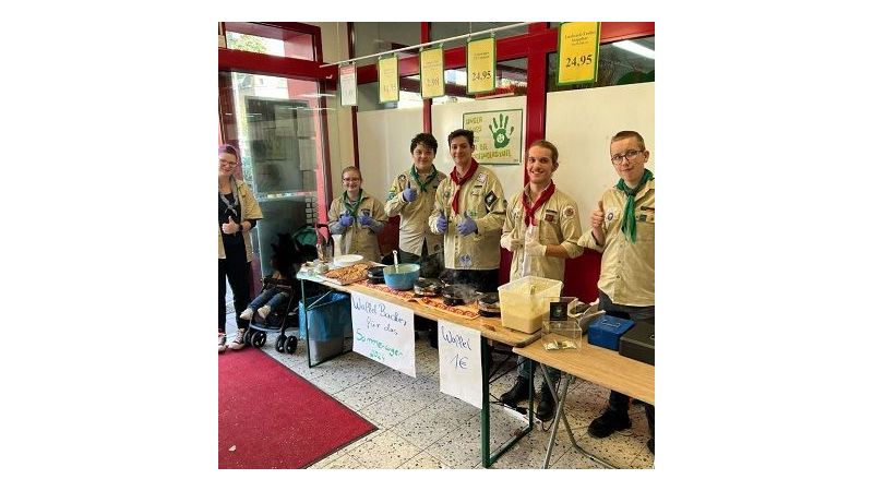 Pfadfinder am Waffeln backen 
