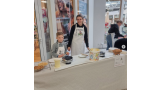 Eine Frau backt mit einem Kind Waffeln
