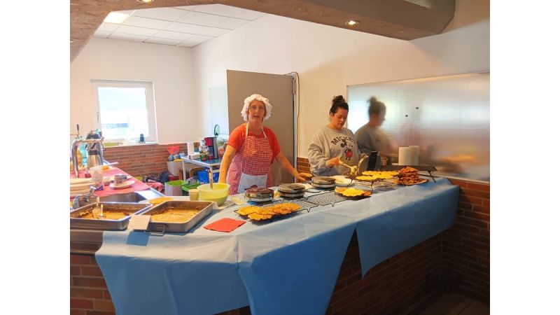 Zwei Frauen sind am Waffeln backen 