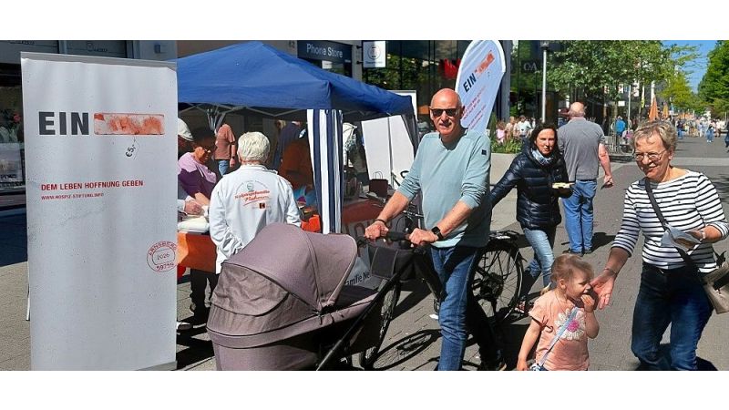 Waffelstand in der Neheimer Fußgängerzone mit Passanten