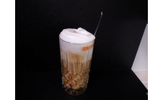 Eiskaffee mit Vanille-Eiscreme 