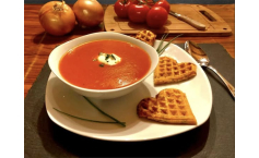 Tomatensuppe mit Käsewaffeln