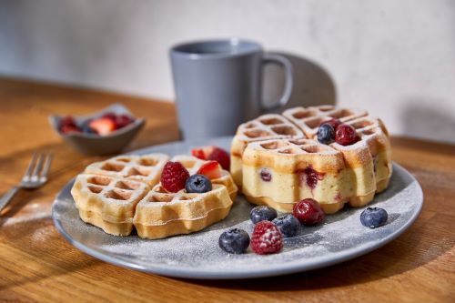 Das Bild zeigt Waffelkuchen auf einem Teller.