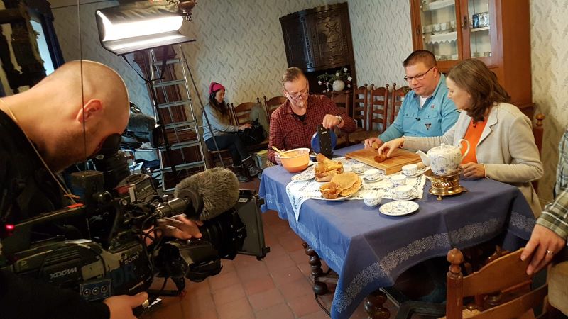 Das Bild zeigt die Admins der Facebook Gruppe mit Moderatorin Heike Götz beim Neujahrskuchen backen. 