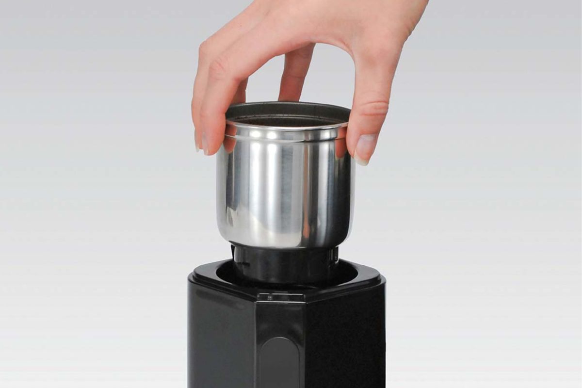 Edelstahlbehälter von der Kaffeemühle abnehmbar 