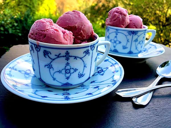 Kirsch-Bananen-Eis in Tassen