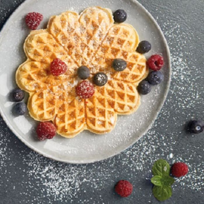 Waffel auf Teller mit Beeren