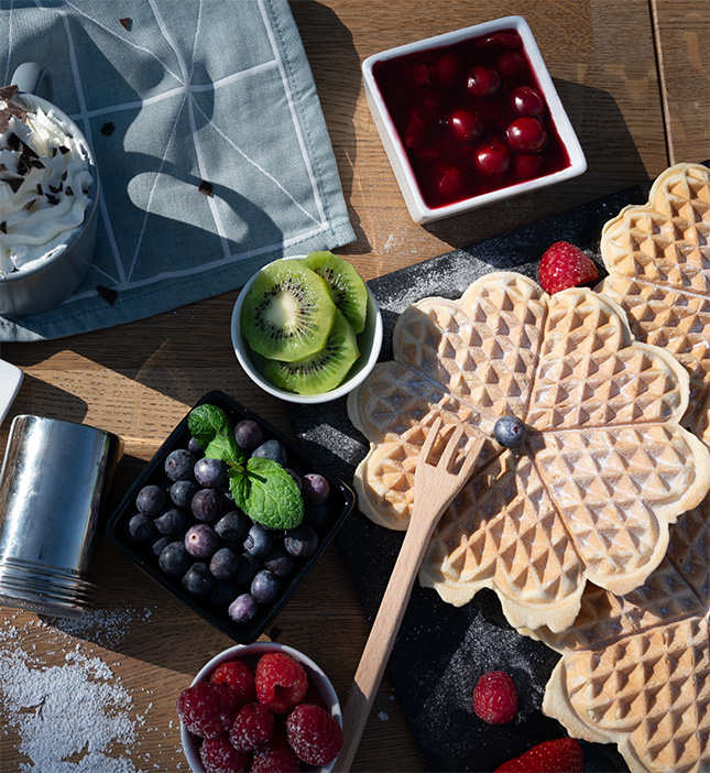 Waffel auf Teller mit Beeren