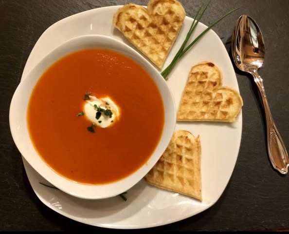 Tomatensuppe mit Käsewaffeln