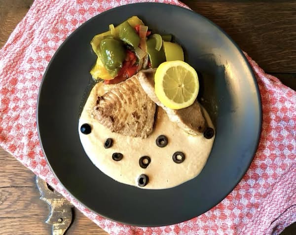 Gericht mit Tunfischsteak und Fleischsauce