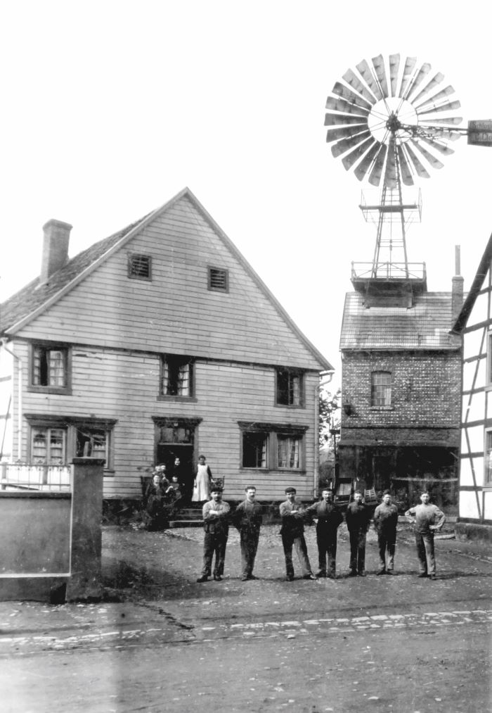 Das Bild zeigt das Firmengebäude von Firma Cloer um 1920 in Arnsberg Neheim. 