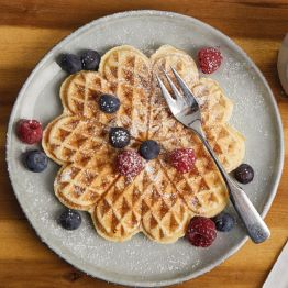 Das Bild zeigt eine Waffel auf einem Teller.