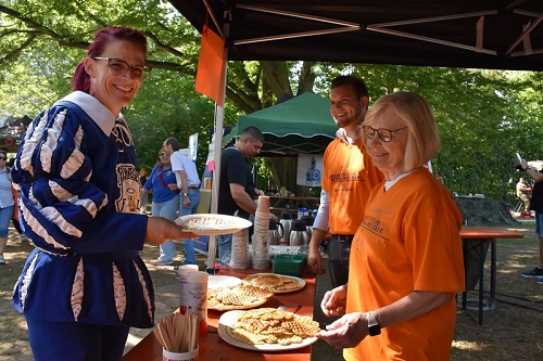 Die Bürgerstiftung verkauft Waffeln am ihrem Stand