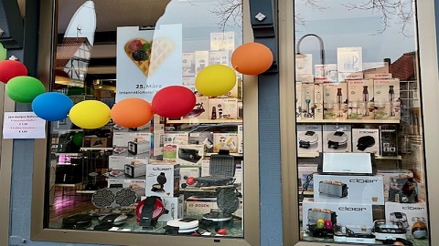 Das Schaufenster des Ladens mit Poster zum Internationalen Waffeltag