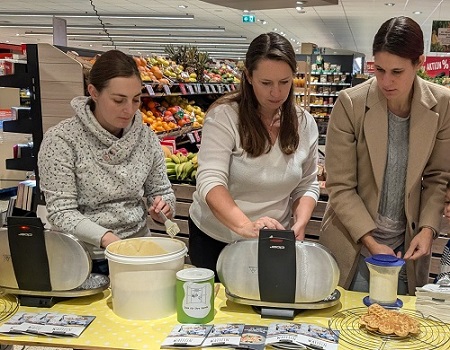 Drei Frauen der Elterninitiative am Waffeln backen.