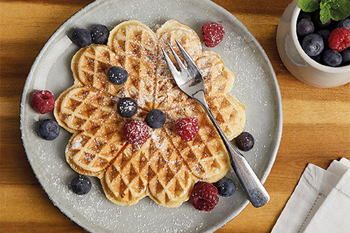 Das Bild zeigt eine Herzwaffel auf einem Teller.