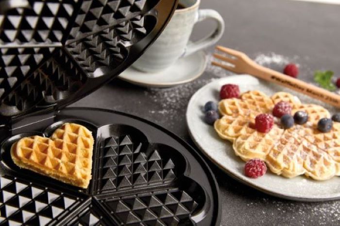 Das Bild zeigt ein Cloer Waffeleisen mit einer Herzwaffel. 