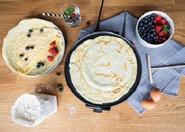 Das Bild zeigt den Crepes Maker Cloer-6630 mit fertigen Crêpes. 