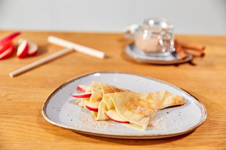 Das Bild zeigt gefaltete Crêpes mit Apfel.