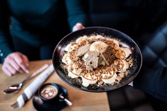 Das Bild zeigt eine Waffel mit Lotus-Keks-Topping.